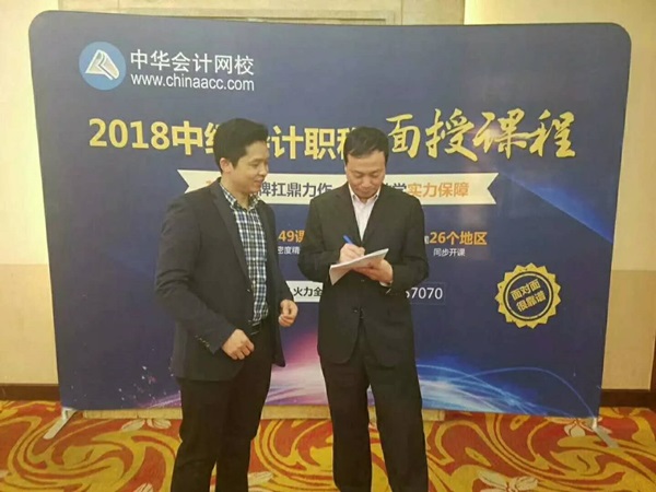南寧中級面授公開課簽到臺排起了長龍 這個課程如此火爆？