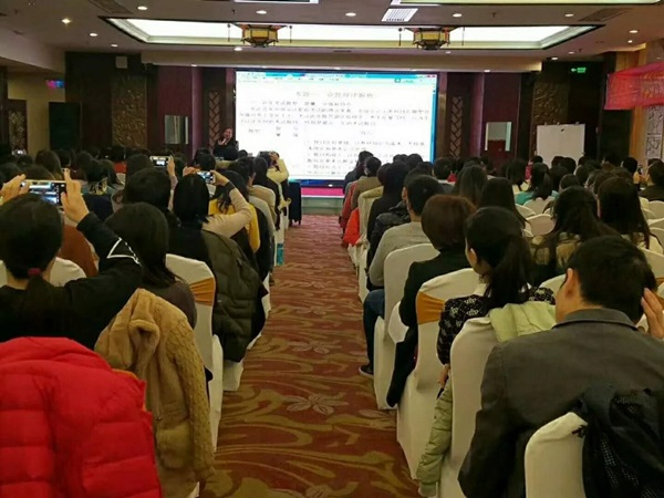 南寧中級面授公開課簽到臺排起了長龍 這個課程如此火爆？