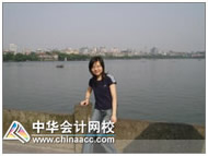 周昱：平時看書做題遇到的問題，網(wǎng)校的答疑板（強(qiáng)力推薦，非常好用）就可以解決大半，還有不明白的與同事討論討論也能解決不少，而且在討論的過程中還可能會有新的認(rèn)識。